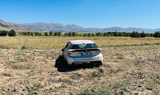 Şarampole devrilen otomobilde 2 kişi yaralandı