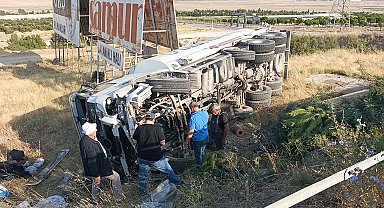 Şarampole devrilen tankerin şoförü yaralandı