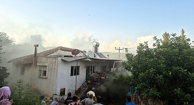 Yangında ev ve saman balyaları kül oldu